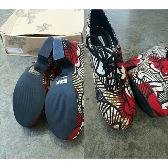 Abstract Floral Motif Block Geo Heel NWT - Picture 2 of 15